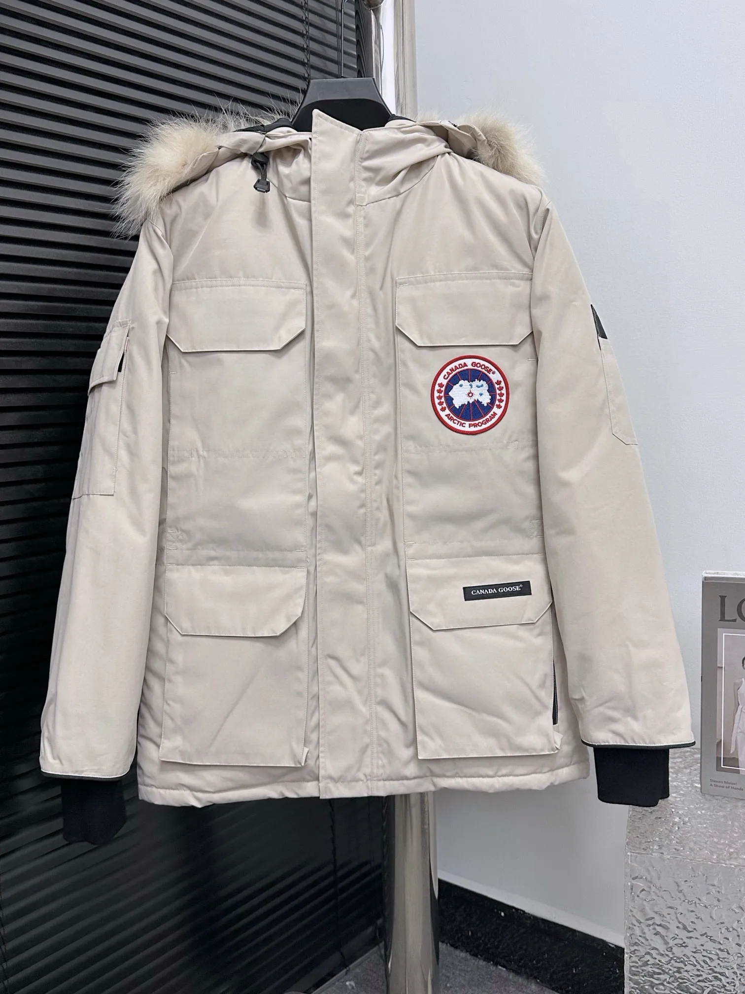 P780 Top Purchasing Version (Wolf Hair Optional) 🇨🇦CANADA GOOES 24 new models 08 models/couple models Factory direct supply: supplying global purchasing agents, micro-business, entities, Tmall, high-end stalls and studio cooperation, free shipping! Canada Goose Expedition Parka 2008 is the same style for men and women. It is mid-length and the most timeless classic. All Arctic and Antarctic scientific expedition teams choose Canada Goose as their cold-proof equipment. It is the Rolls-Royce of down jackets. ➖ Industry-leading anti-counterfeiting chip sensing. ➖ Imported Behringer embroidery machines and customized embroidery labels, the highest level and industry leading. ➖ Imported Korean 21-count polyester-cotton blended original fabric, TC85 waterproof coated fabric, water-repellent, windproof and wear-resistant. ➖ The new national standard 80 white duck down is filled with an average of 520 grams of down. The amount of down filled is industry-leading. ➖ 100% nylon lining with double double-layer sealing design to prevent velvet running, and seamless thread design on the cuffs! ➖ Western Canadian Green Wolf Collar. ➖ Yoshida YKK provides original factory-customized electroplated sliders. YKK two-way lockable zippers are tight and smooth and do not peel off paint. ➖ 3M composite Velcro is durable and the accessories and hardware are all custom-made. Note: Our copywriting is only simple and clear. Instead of bragging about the copywriting, it is better to compare and understand with samples. Only for the purest goose, the most dedicated, the most professional, the highest quality, the highest cost performance!  Size:XS-XXL